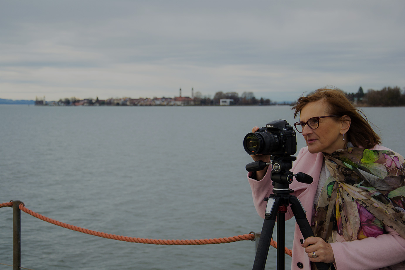 Fotograf mit Kamera vor der lindauer Insel